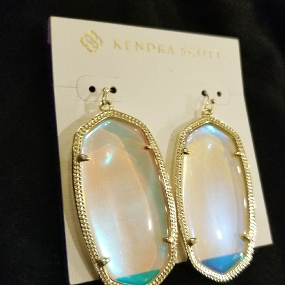 NWT Kendra Scott Danielle Earrings in Gold - Picture 2 of 6